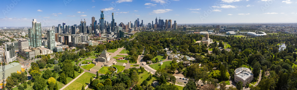 Fototapeta premium Melbourne Australia February 4th 2020 : Aerial panoramic image of the city of Melbourne and the Shrine of Rememberance from the Botanic Gardens