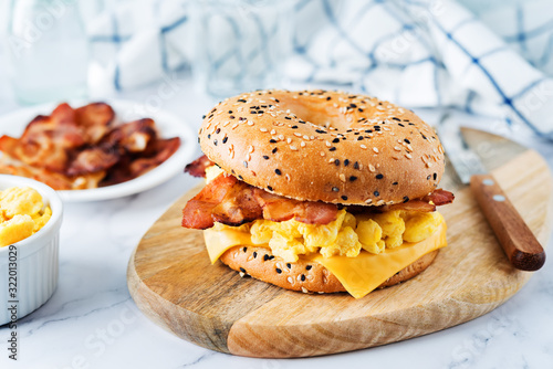 Billede på lærred Fried bacon cheese egg salad bagel