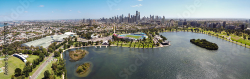 Bild auf Leinwand Aerial view of Albert Park lake and city of Melbourne in the background