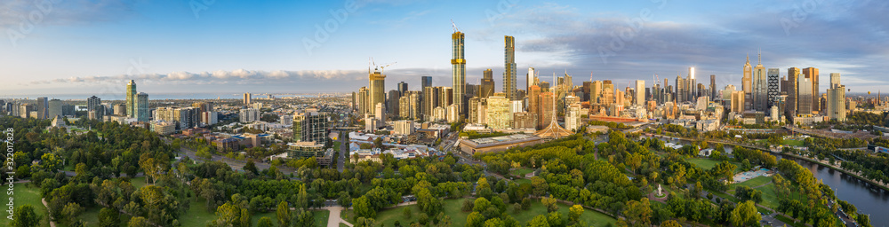 Fototapeta premium Melbourne Australia 2 lutego 2020 r .: Panoramiczne zdjęcie z lotu ptaka miasta Melbourne w Australii wykonane przez świt z Ogrodu Botanicznego, od Shrine of Rememberance do Flinders Street Station
