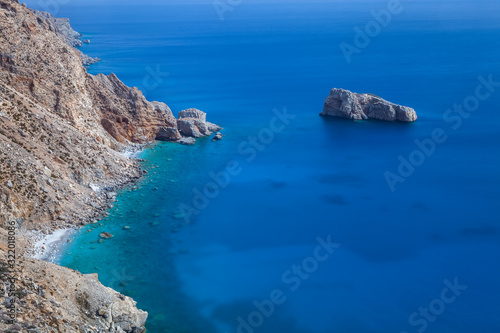 Côtes grecques avec la mer bleue et les rochers blancs  © zimagine