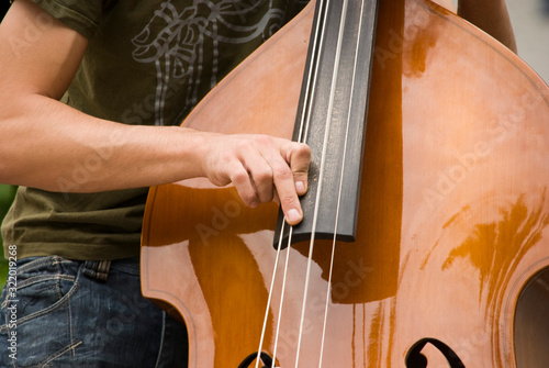 Hombre tocando el violoncello photo