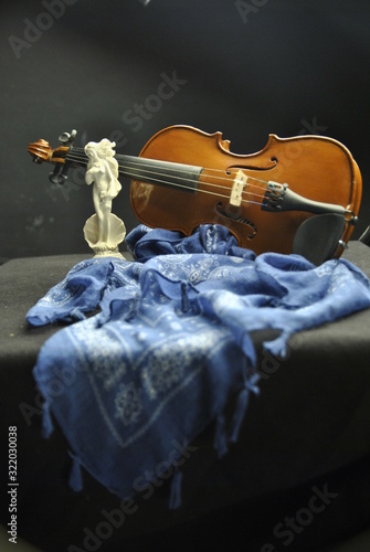 bodegón violín, estatua y fular