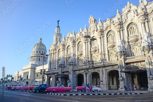 Obraz na płótnie Great theatre of Havana with parked retro cars in Havana, Cuba w salonie