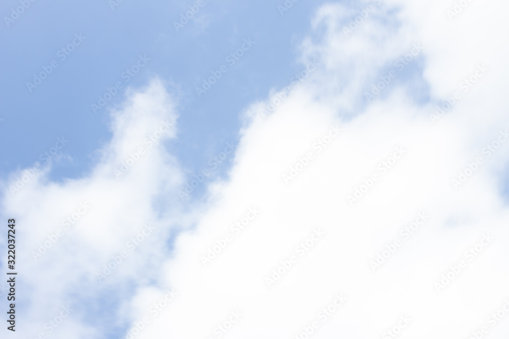 Obraz premium Precioso cielo azul con nubes 