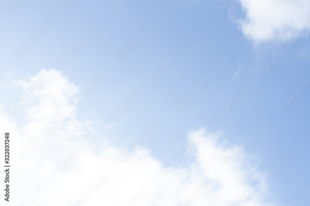 Precioso cielo azul con nubes Precioso cielo azul con nubes