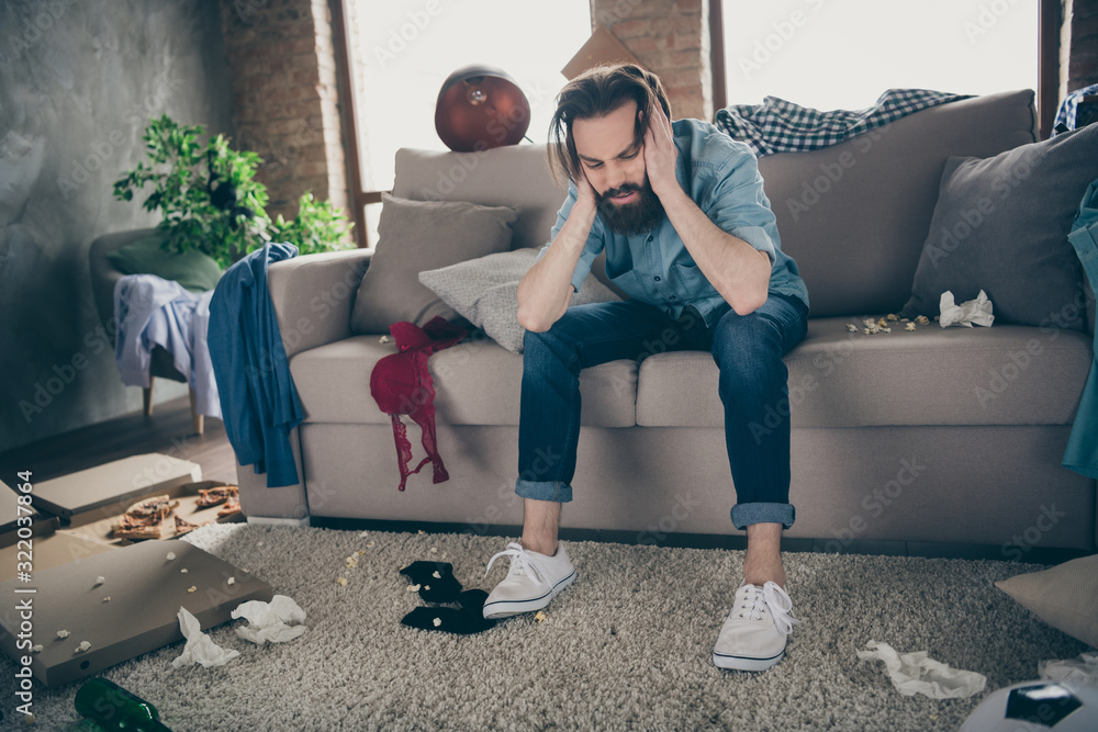 Φωτογραφία Photo of hipster crazy guy sitting sofa holding head intoxicated food underwear