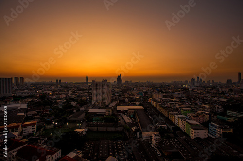 The background view of the sky is close, with various colors changing according to the weather (orange, red, yellow, pink, blue) is a natural beauty