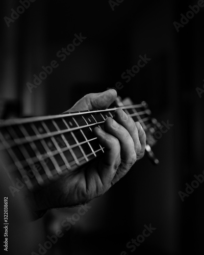 Hombre tocando la guitarra photo