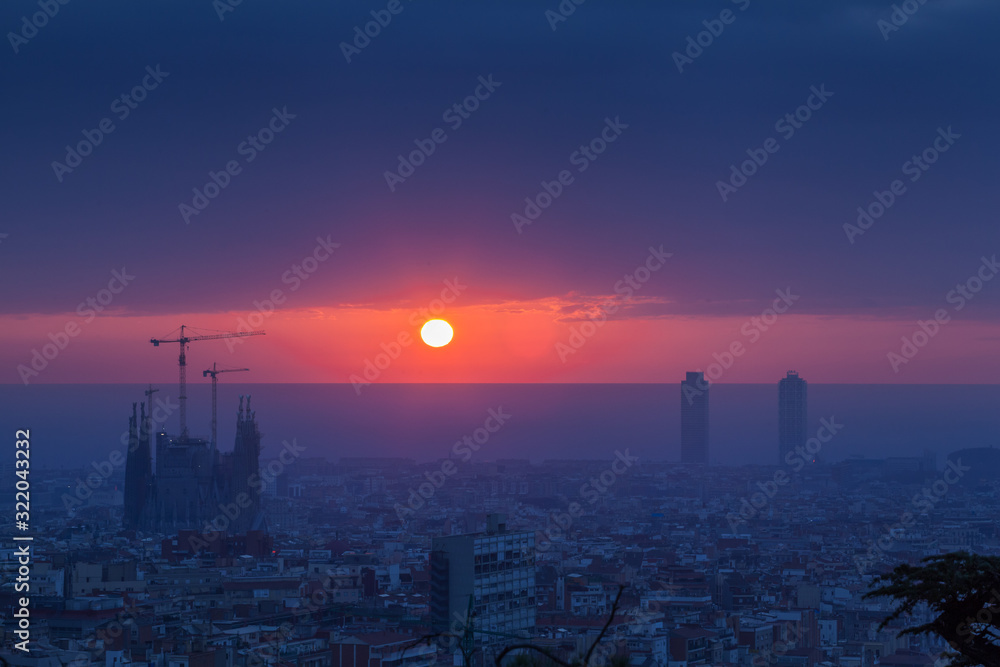 Naklejka premium Beautiful sunrise in Barcelona city