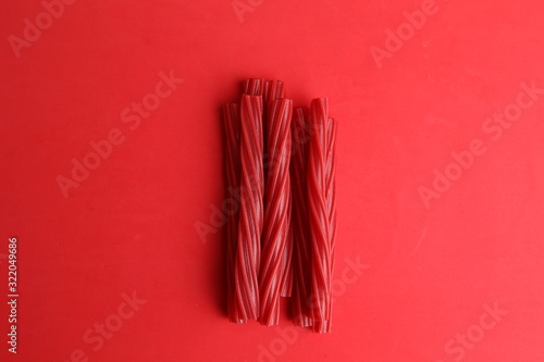 Obraz na płótnie sweet red gummy licorice in color background w salonie