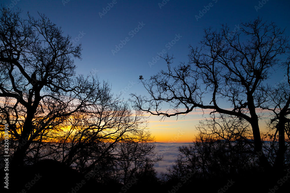 Amanecer en el Solsticio de Invierno desde el Santuario de Bellmunt (Santuari de Bellmunt), Sant Pere de Torelló, Osona, Barcelona, Catalunya Amanecer en el Solsticio de Invierno desde el Santuario de Bellmunt (Santuari de Bellmunt), Sant Pere de Torelló, Osona, Barcelona, Catalunya