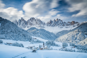 Foto auf Acrylglas Alpen St. Magdalener Dorf im Val di Funes eines der schönsten Täler der Dolomiten im Winter  © fotoluk1983