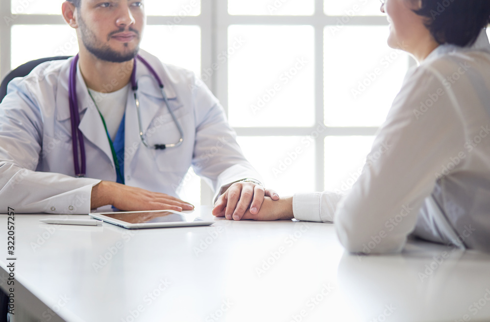 Obraz premium male doctor comforting patient who is in ambulance