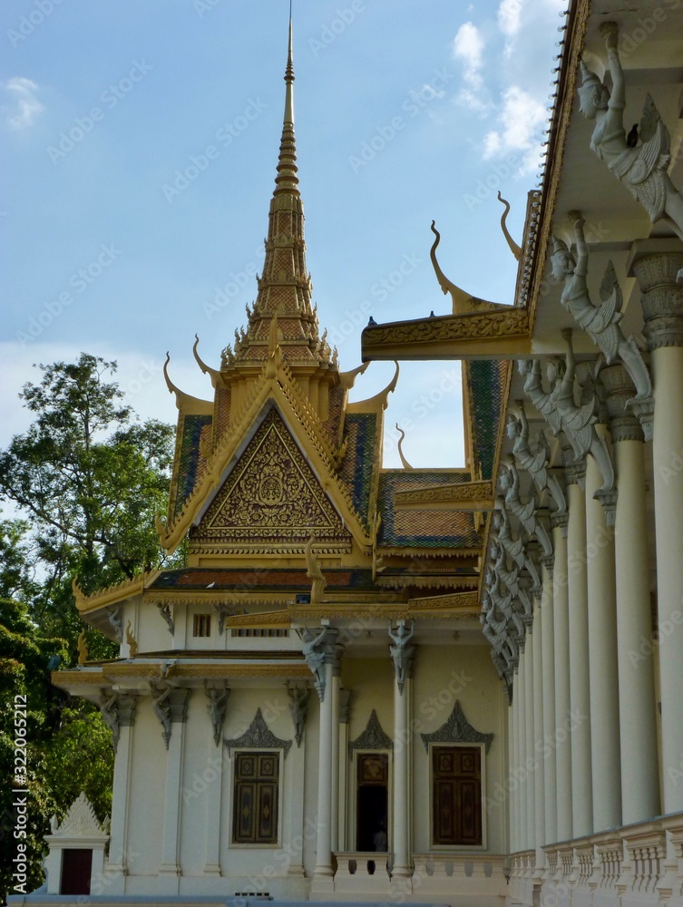 Naklejka premium Golden roofs of Royal Palace in Phnom Penh during evening, Cambodia
