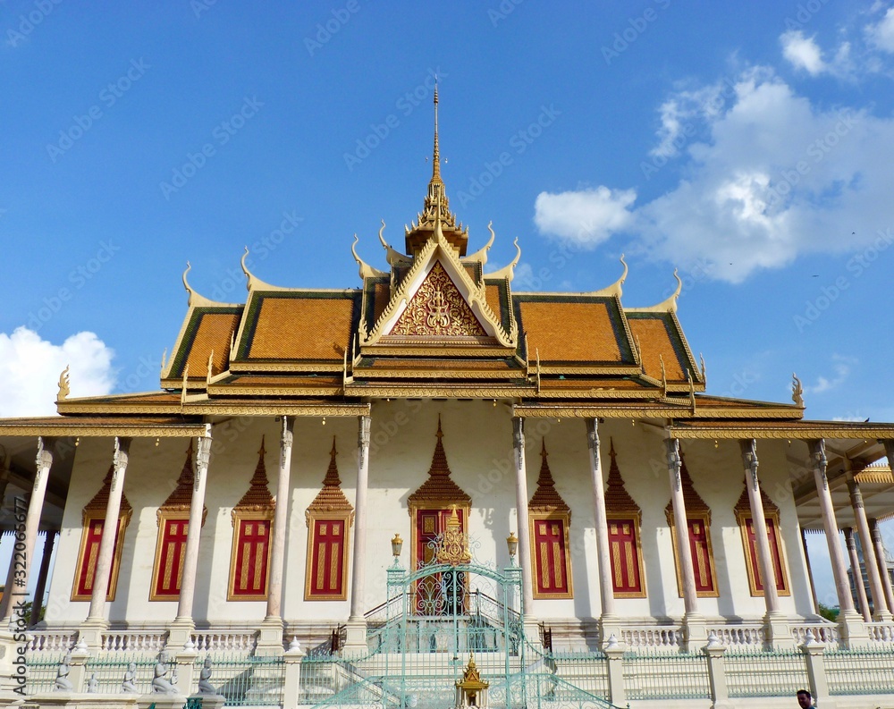 Fototapeta premium Golden roofs of Royal Palace in Phnom Penh during evening, Cambodia