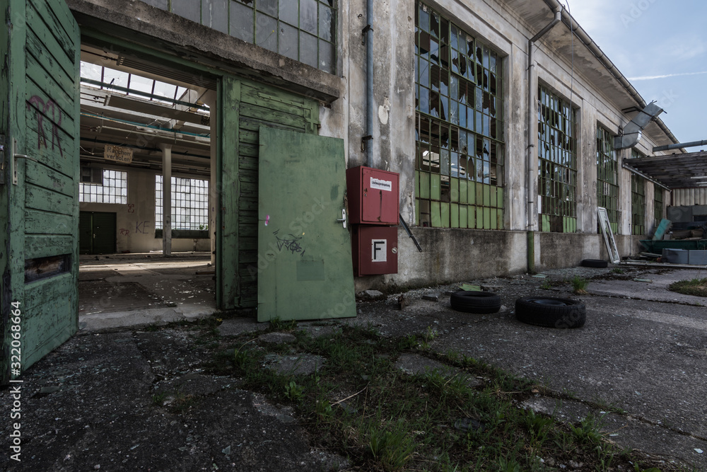 Fototapeta premium zerstoerte fensterscheiben von einem fabriksgebaeude