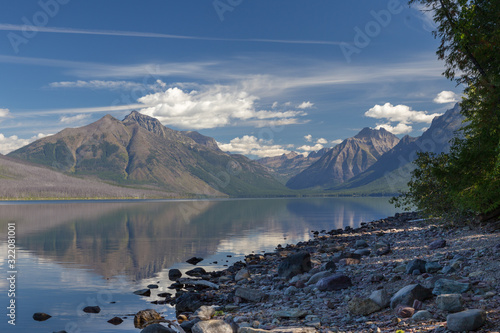 Wallpaper Mural Einsamer See in den Rocky Mountains Torontodigital.ca