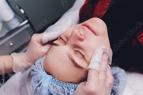 Fotografie The doctor cosmetologist makes the biorepil facial injections procedure for tightening and smoothing wrinkles on the face skin of a beautiful
