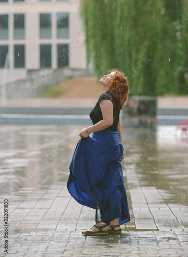 Women With Prosthetic Leg walking in the city