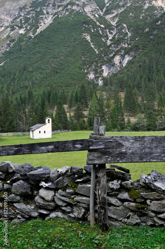 kapelle nahe der issenangeralm im stubaita photo