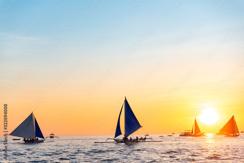 Fototapeta premium Paraw sailing at Boracay Island, Philippines at Sunset