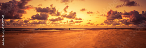 Stimmungsvoller Sonnenuntergang in Blåvand Strand, Dänemark
