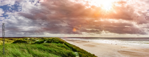 Sandstrand und Dünenlandschaft von Vejers Strand,  Dänemark