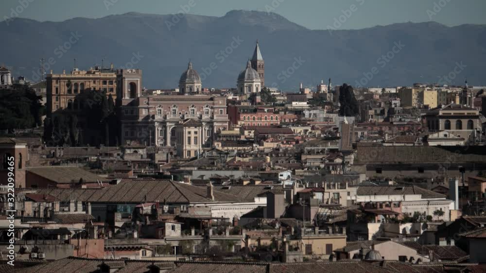 Roma, Italia. Gianicolo, vista della città con sullo sfondo monti e paesi. Roma, Italia. Gianicolo, vista della città con sullo sfondo monti e paesi.