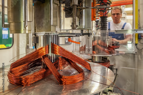 Foto Robot machine that winds and inserts the coils into the armature of an electric
