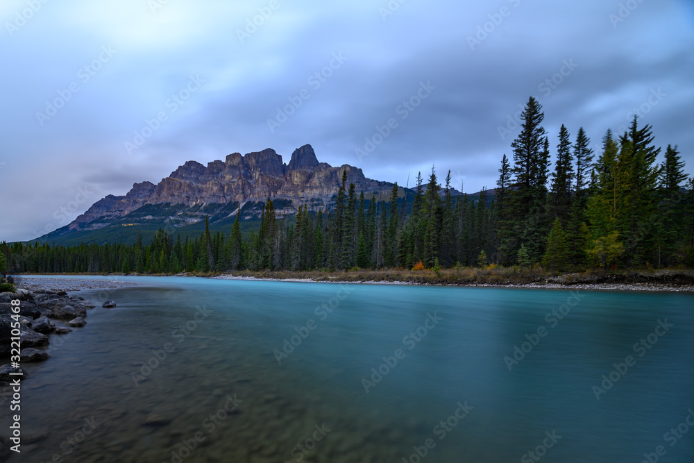 Naklejka premium Castle Mountain at Bow river