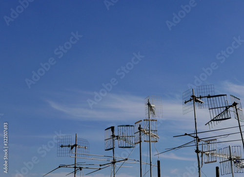 antenne al cielo con lo sfondo della città di napoli