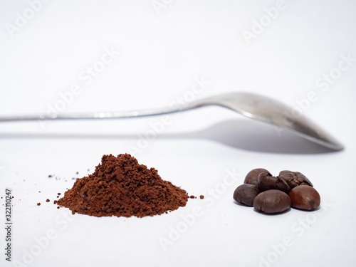 Kaffeebohnen, gemahlener Kaffee und ein Löffel
