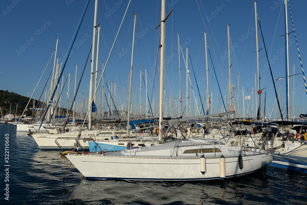Obraz premium Yachts at the Marina of the yacht club in the Turkish city of Marmaris
