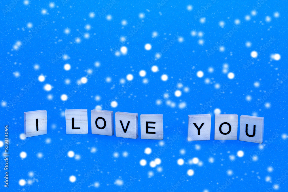 Obraz premium Text i love you on blue background. Background for Valentine's Day. The concept of romance in love.