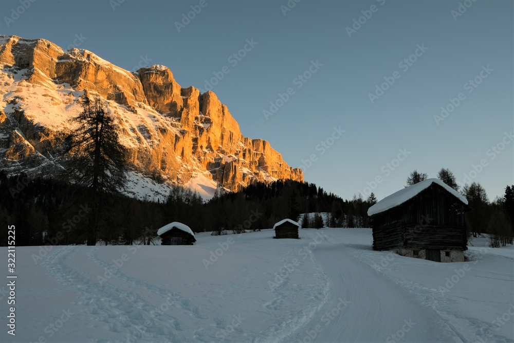 Magische Minuten in absoluter Stille - friedlich liegen die Almen auf den Aramentara Wiesen, während der Heilig Kreuzkofel noch die letzten Strahlen der Abendsonne liegen- Dolomiten, Südtirol Magische Minuten in absoluter Stille - friedlich liegen die Almen auf den Aramentara Wiesen, während der Heilig Kreuzkofel noch die letzten Strahlen der Abendsonne liegen- Dolomiten, Südtirol