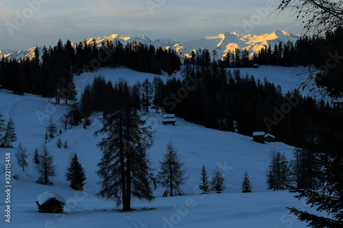 Nach Anbruch der blauen Stunde erstrahlt der Alpenhauptkamm im letzten Abendlicht photo