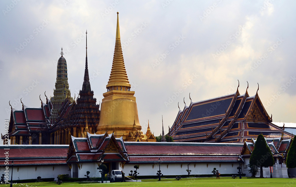 Fototapeta premium Wat Phra Kaew, Temple of the Emerald Buddha, in Bangkok, Thailand.