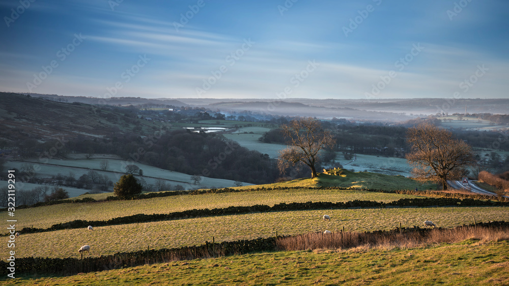 Obraz premium Beautiful Peak District Winter landscape of view from The Roaches out across the frozen countryside