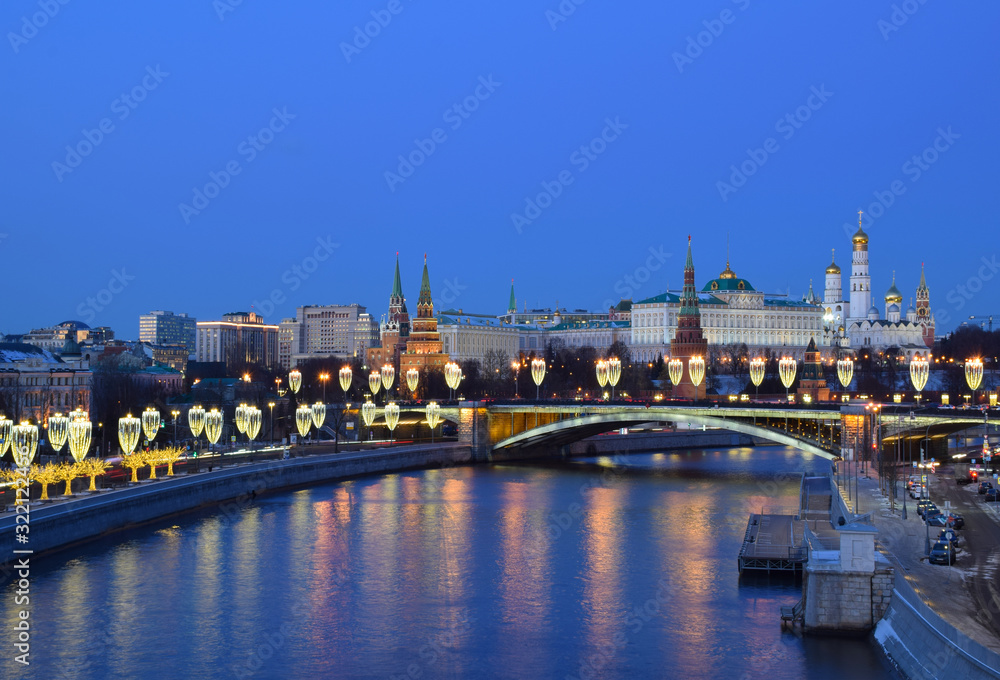 Obraz premium Evening shooting in Moscow near the Cathedral of Christ the Saviour and the Kremlin. Russia, Moscow, January 2020.