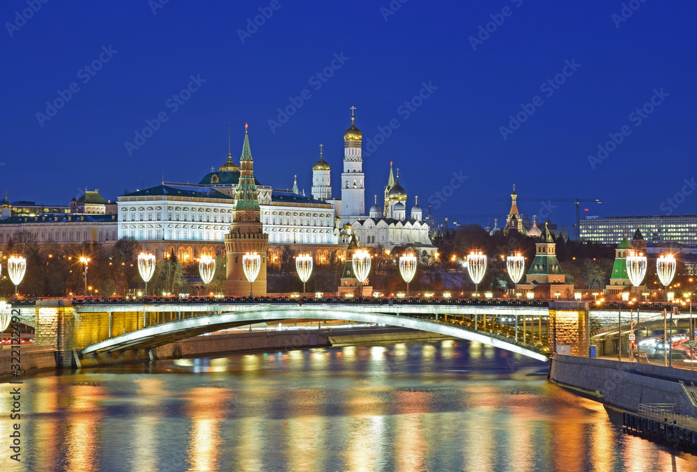 Obraz premium Evening shooting in Moscow near the Cathedral of Christ the Saviour and the Kremlin. Russia, Moscow, January 2020.