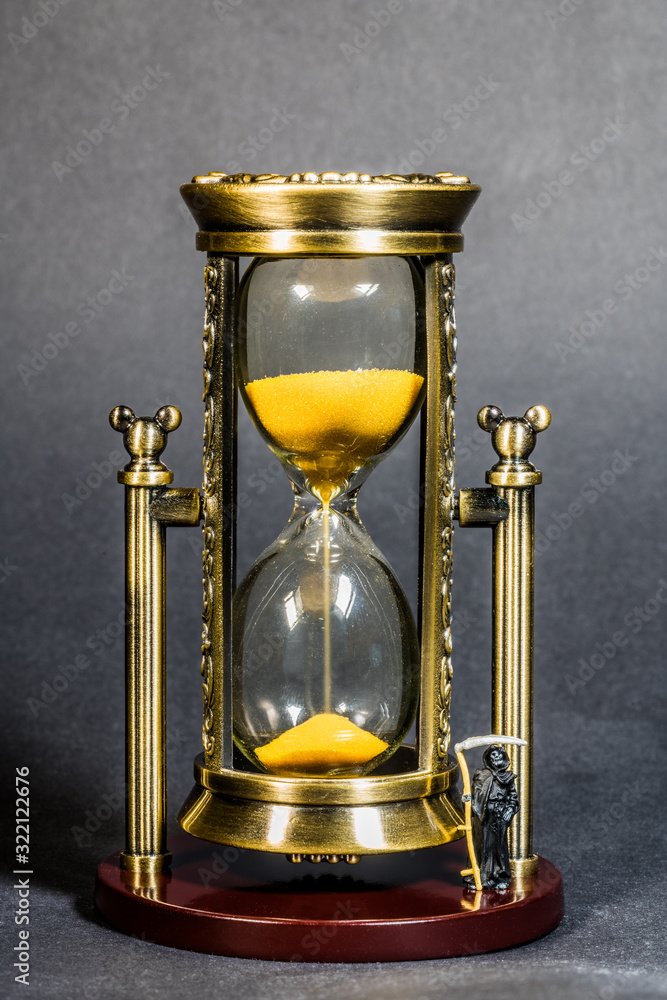 Die Sanduhr des Lebens - die Zeit verrinnt - carpe diem – Stock-Foto |  Adobe Stock