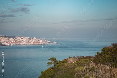 Fototapeta Naklejka Na Ścianę i Meble -  Costa de Lisboa con mar y cielo azul