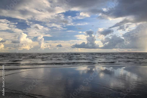 Obraz ekspresyjne niebo i morze w pochmurny dzień