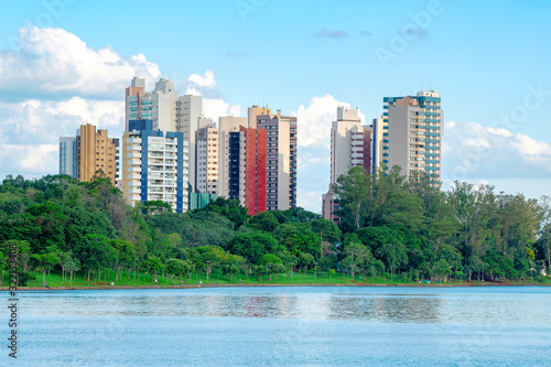 View of a lake of a green city with a lot of trees and few buildings. Photo of the Igapo lake, Londrina PR Brazil. © Vinícius Bacarin