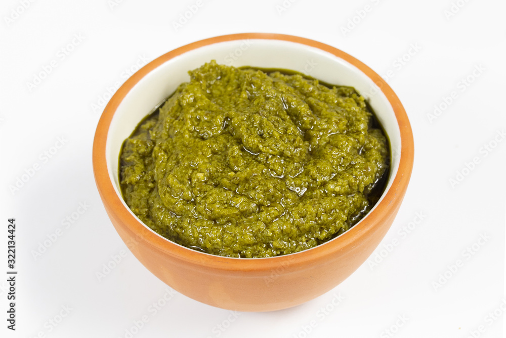 bol de pesto sur un fond blanc bol de pesto sur un fond blanc
