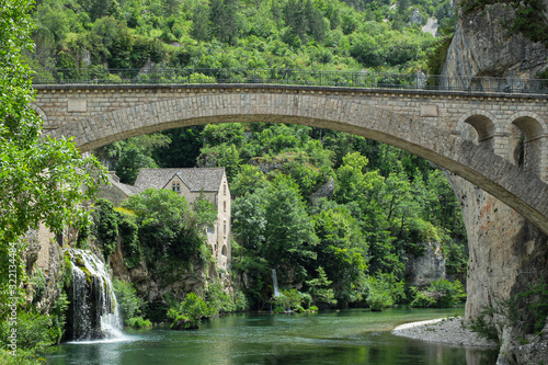 Pont enjambant une rivière