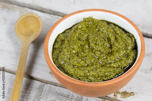 bol de pesto sur un fond en bois