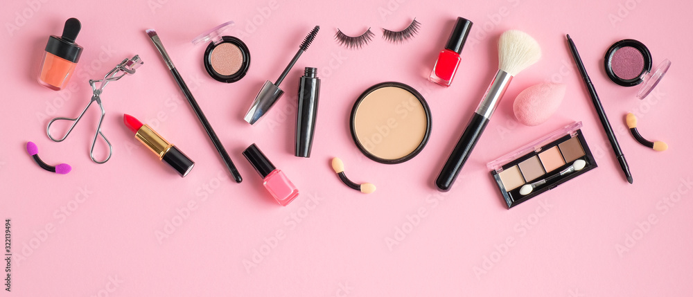 Foto Stock Frame top border of makeup products and cosmetics on pastel pink  background. Flat lay, top view. Beauty blog banner template. Female make-up  concept | Adobe Stock
