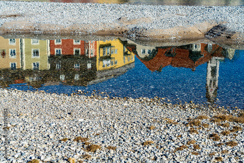 Spiegelung der Altstadt von Bad Tölz in der Isar